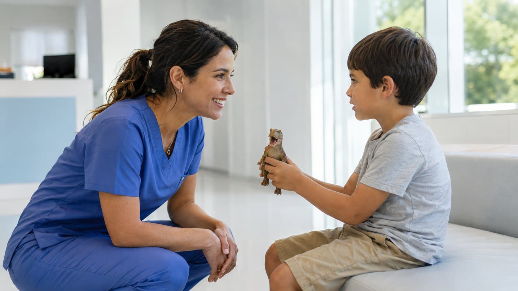 Una profesional de TEA+ escucha a un niño que le muestra su juguete